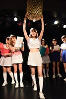 ぷちぱすぽ☆とむすびズムによる玉入れ対決に協力する藤本有紀美（PASSPO☆）。