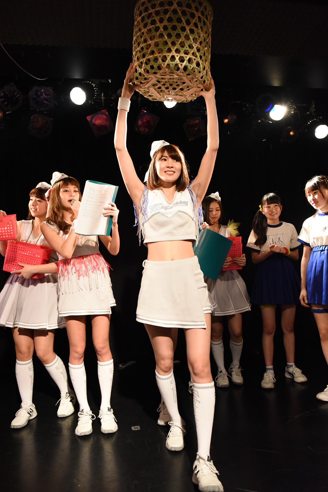 ぷちぱすぽ☆とむすびズムによる玉入れ対決に協力する藤本有紀美（PASSPO☆）。