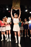 ぷちぱすぽ☆とむすびズムによる玉入れ対決に協力する藤本有紀美(PASSPO☆)。