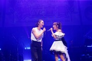 左から秋元才加、高橋みなみ。(提供:EMI Records)