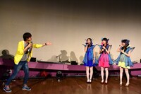 ライブ中のMCについてツッコむ吉田尚記アナウンサー（左端）。