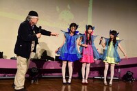 Cupitronの衣装について説明する松本零士（左端）。