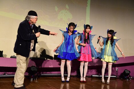 Cupitronの衣装について説明する松本零士（左端）。