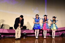 九州の震災被災者に哀悼の意を述べる松本零士（左端）。