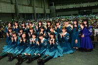 人気画像2位は「欅坂46が初の全国握手会開催、来場者数にメンバー絶句『1万人……！』」より、欅坂46。
