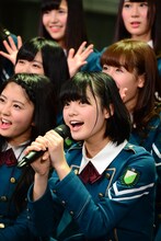 かけ声をかける平手友梨奈（下段右）。