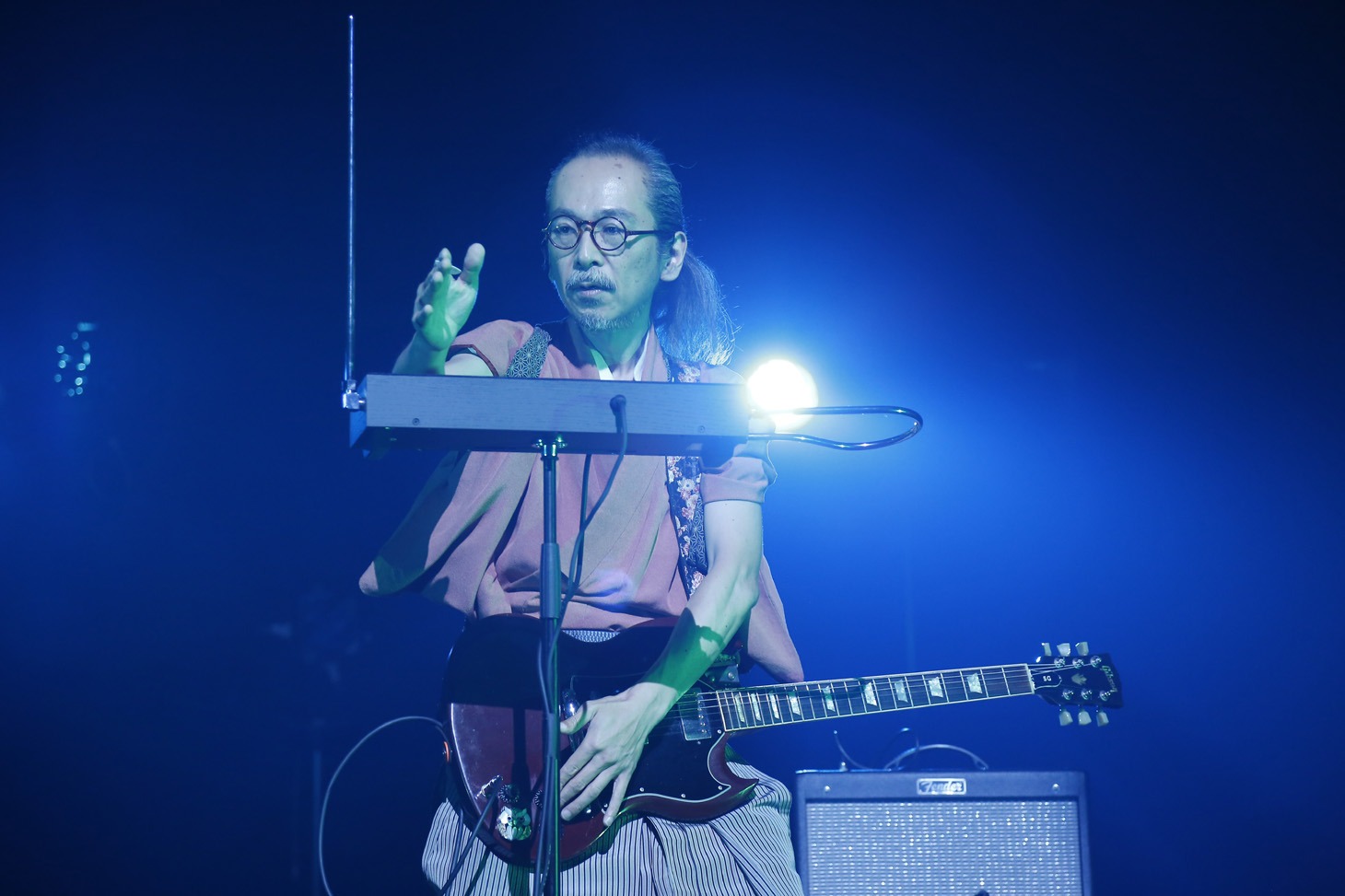 テルミンを演奏する和嶋慎治。（撮影：ほりたよしか）