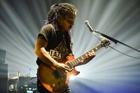 dEnkA（G）（撮影：橋本塁［SOUND SHOOTER］）