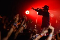 w-shun（Vo, G）（撮影：橋本塁［SOUND SHOOTER］）