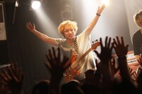 菅ひであき（B, Cho）（撮影：ハヤシサトル）