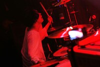 タカギ皓平（Dr）（撮影：ハヤシサトル）