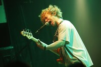 菅ひであき（B, Cho）（撮影：ハヤシサトル）