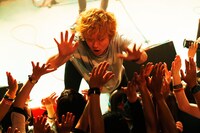 菅ひであき（B, Cho）（撮影：ハヤシサトル）