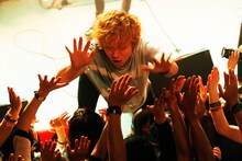 菅ひであき（B, Cho）（撮影：ハヤシサトル）