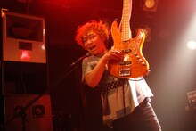 菅ひであき（B, Cho）（撮影：ハヤシサトル）