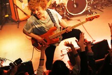 菅ひであき（B, Cho）（撮影：ハヤシサトル）