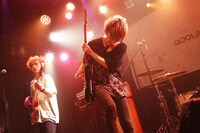 左から菅ひであき（B, Cho）、川崎純（G）（撮影：ハヤシサトル）