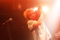 菅ひであき（B, Cho）（撮影：ハヤシサトル）