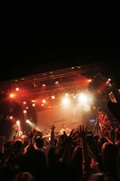 QOOLANDのライブの様子。（撮影：ハヤシサトル）