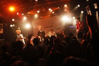 QOOLANDのライブの様子。（撮影：ハヤシサトル）