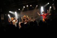 QOOLANDのライブの様子。（撮影：ハヤシサトル）