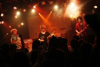 QOOLANDのライブの様子。（撮影：ハヤシサトル）