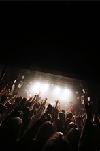 QOOLANDのライブの様子。（撮影：ハヤシサトル）