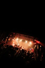 QOOLANDのライブの様子。（撮影：ハヤシサトル）