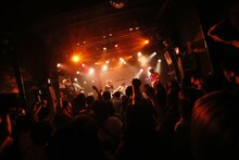 QOOLANDのライブの様子。（撮影：ハヤシサトル）