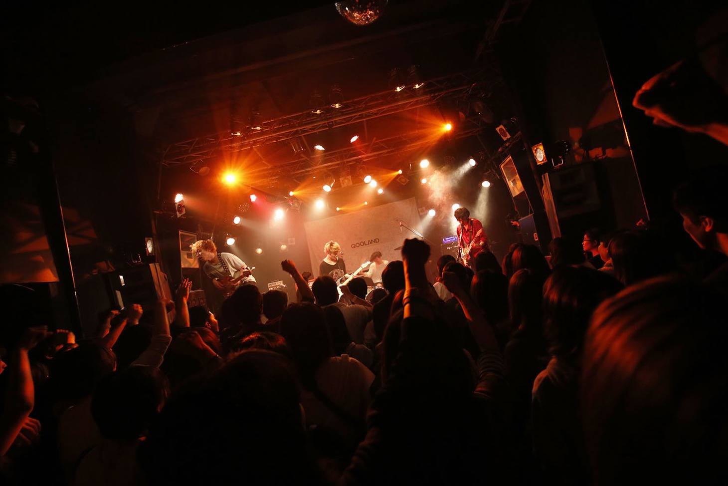 QOOLANDのライブの様子。（撮影：ハヤシサトル）