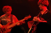 左から菅ひであき（B, Cho）、川崎純（G）（撮影：ハヤシサトル）