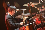 小泉貴裕(Dr)(Photo by TEPPEI)