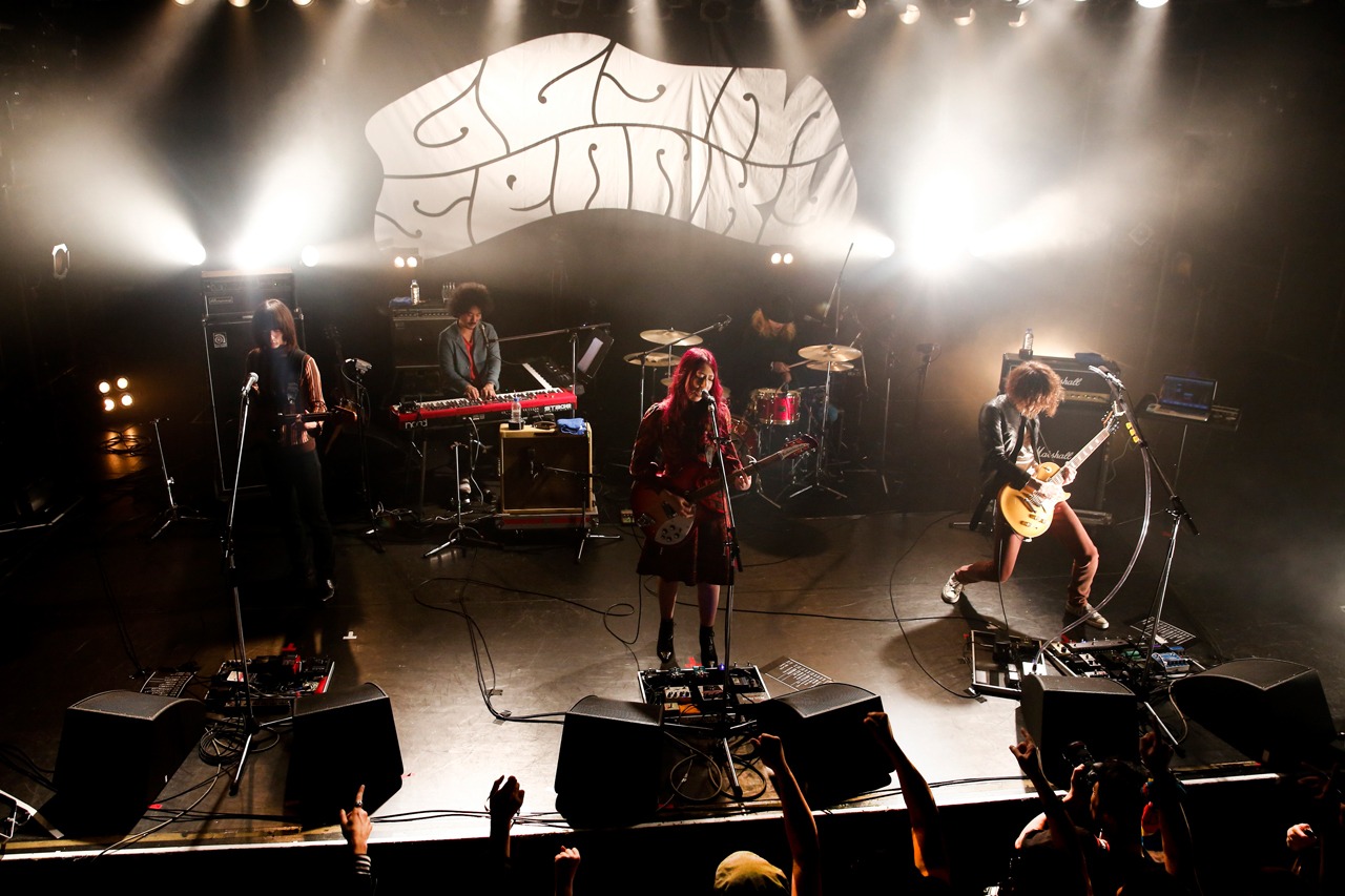 GLIM SPANKY （撮影：上飯坂一）