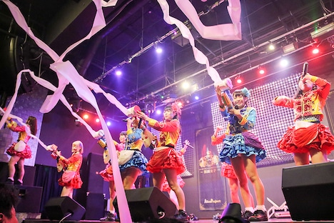 仮面女子のステージの様子。