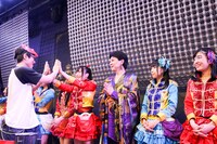 ミカワ仮面によるファンとのハイタッチ会。