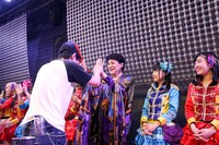 ミカワ仮面によるファンとのハイタッチ会。