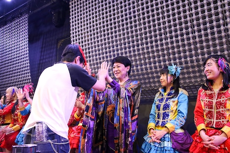 ミカワ仮面によるファンとのハイタッチ会。