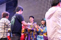 ミカワ仮面によるファンとのハイタッチ会。