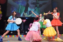 威勢よく「フレー！ フレー！ とき宣！」と号令をかける吉川ひより（中央）。