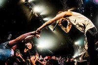 観客と拳を突き合わせるKj（Vo, G）（撮影：浜野カズシ）