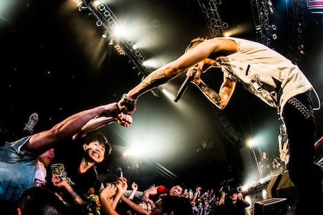 観客と拳を突き合わせるKj（Vo, G）（撮影：浜野カズシ）