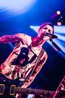 Kj（Vo, G）（撮影：浜野カズシ）