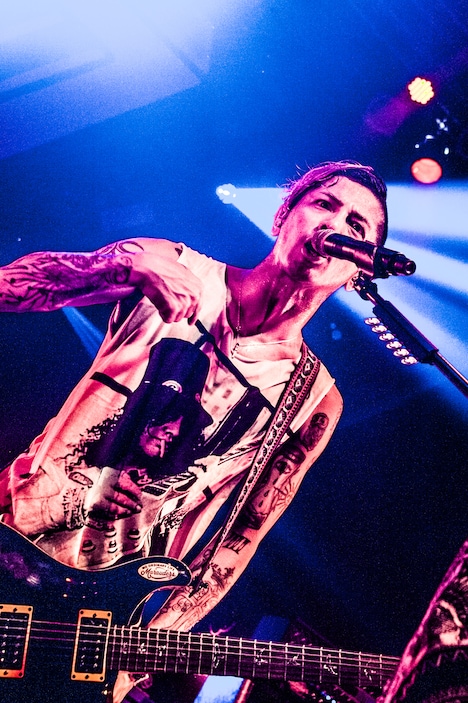 Kj（Vo, G）（撮影：浜野カズシ）