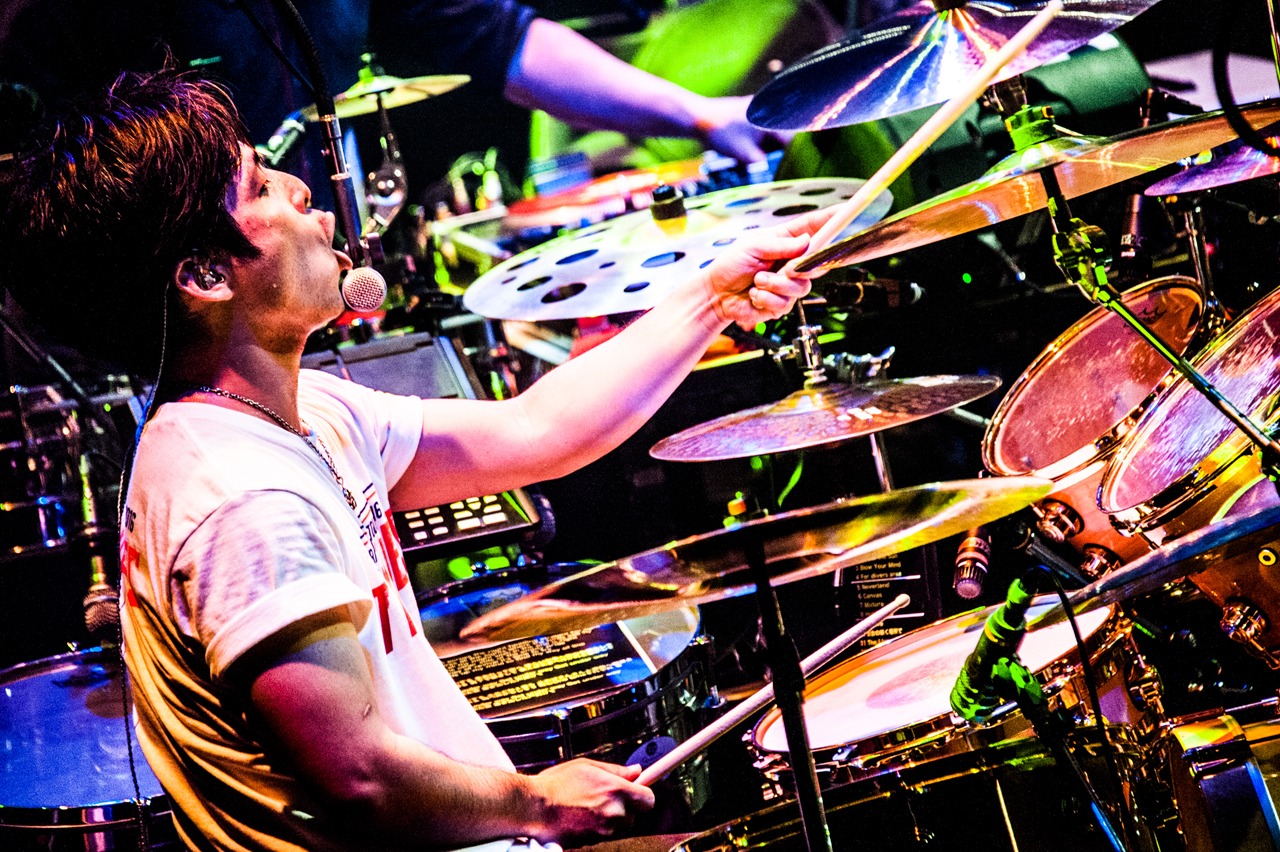 桜井誠（Dr）（撮影：浜野カズシ）