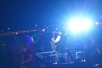 2015年9月に東京・国立代々木競技場第一体育館で行われた結成15周年およびメジャーデビュー10周年ライブの様子。（写真提供：ソニー・ミュージックレコーズ）