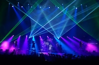 2015年9月に東京・国立代々木競技場第一体育館で行われた結成15周年およびメジャーデビュー10周年ライブの様子。（写真提供：ソニー・ミュージックレコーズ）