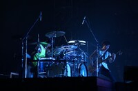 2015年9月に東京・国立代々木競技場第一体育館で行われた結成15周年およびメジャーデビュー10周年ライブの様子。（写真提供：ソニー・ミュージックレコーズ）