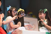 「箱の中身の水の中身」を当てる辻野かなみ（左）と永坂真心（中央）。