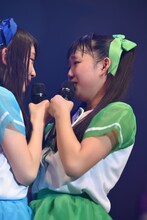 うまくMCできずに落ち込んでいたことを打ち明けた吉川ひより（右）に駆け寄り抱きつく辻野かなみ（左）。