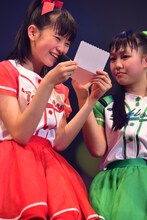 「1年前の自分に宛てた手紙」を読み上げる坂井仁香（左）。